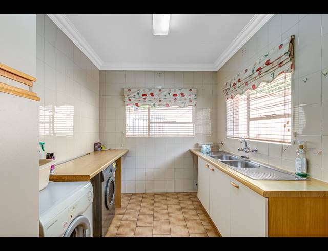 6 BEDROOM FREESTANDING FOR SALE IN NORTHCLIFF